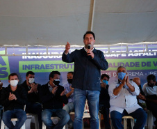 Um dos principais segmentos econômicos de Iretama, o turismo regional ganhou um importante impulso nesta quinta-feira (6). O governador Carlos Massa Ratinho Junior inaugurou a obra de recuperação asfáltica de um trecho de 3 quilômetros da PR-462, batizada recentemente de Estrada Municipal Bernardo Ribas Carli, em homenagem ao deputado estadual morto em um desastre aéreo em 2018.Foto: Jonathan Campos/AEN
