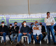 Um dos principais segmentos econômicos de Iretama, o turismo regional ganhou um importante impulso nesta quinta-feira (6). O governador Carlos Massa Ratinho Junior inaugurou a obra de recuperação asfáltica de um trecho de 3 quilômetros da PR-462, batizada recentemente de Estrada Municipal Bernardo Ribas Carli, em homenagem ao deputado estadual morto em um desastre aéreo em 2018.Foto: Jonathan Campos/AEN