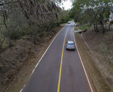 Um dos principais segmentos econômicos de Iretama, o turismo regional ganhou um importante impulso nesta quinta-feira (6). O governador Carlos Massa Ratinho Junior inaugurou a obra de recuperação asfáltica de um trecho de 3 quilômetros da PR-462, batizada recentemente de Estrada Municipal Bernardo Ribas Carli, em homenagem ao deputado estadual morto em um desastre aéreo em 2018. Foto: Gilson Abreu/AEN