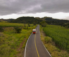 Um dos principais segmentos econômicos de Iretama, o turismo regional ganhou um importante impulso nesta quinta-feira (6). O governador Carlos Massa Ratinho Junior inaugurou a obra de recuperação asfáltica de um trecho de 3 quilômetros da PR-462, batizada recentemente de Estrada Municipal Bernardo Ribas Carli, em homenagem ao deputado estadual morto em um desastre aéreo em 2018. Foto: Gilson Abreu/AEN
