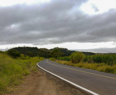 Um dos principais segmentos econômicos de Iretama, o turismo regional ganhou um importante impulso nesta quinta-feira (6). O governador Carlos Massa Ratinho Junior inaugurou a obra de recuperação asfáltica de um trecho de 3 quilômetros da PR-462, batizada recentemente de Estrada Municipal Bernardo Ribas Carli, em homenagem ao deputado estadual morto em um desastre aéreo em 2018. Foto: Gilson Abreu/AEN