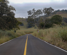 Um dos principais segmentos econômicos de Iretama, o turismo regional ganhou um importante impulso nesta quinta-feira (6). O governador Carlos Massa Ratinho Junior inaugurou a obra de recuperação asfáltica de um trecho de 3 quilômetros da PR-462, batizada recentemente de Estrada Municipal Bernardo Ribas Carli, em homenagem ao deputado estadual morto em um desastre aéreo em 2018. Foto: Gilson Abreu/AEN