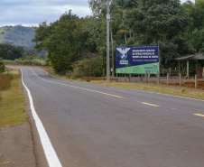 Um dos principais segmentos econômicos de Iretama, o turismo regional ganhou um importante impulso nesta quinta-feira (6). O governador Carlos Massa Ratinho Junior inaugurou a obra de recuperação asfáltica de um trecho de 3 quilômetros da PR-462, batizada recentemente de Estrada Municipal Bernardo Ribas Carli, em homenagem ao deputado estadual morto em um desastre aéreo em 2018. Foto: Gilson Abreu/AEN