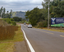 Um dos principais segmentos econômicos de Iretama, o turismo regional ganhou um importante impulso nesta quinta-feira (6). O governador Carlos Massa Ratinho Junior inaugurou a obra de recuperação asfáltica de um trecho de 3 quilômetros da PR-462, batizada recentemente de Estrada Municipal Bernardo Ribas Carli, em homenagem ao deputado estadual morto em um desastre aéreo em 2018. Foto: Gilson Abreu/AEN