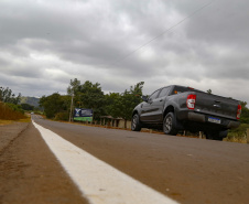Um dos principais segmentos econômicos de Iretama, o turismo regional ganhou um importante impulso nesta quinta-feira (6). O governador Carlos Massa Ratinho Junior inaugurou a obra de recuperação asfáltica de um trecho de 3 quilômetros da PR-462, batizada recentemente de Estrada Municipal Bernardo Ribas Carli, em homenagem ao deputado estadual morto em um desastre aéreo em 2018. Foto: Gilson Abreu/AEN