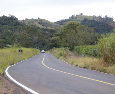 Um dos principais segmentos econômicos de Iretama, o turismo regional ganhou um importante impulso nesta quinta-feira (6). O governador Carlos Massa Ratinho Junior inaugurou a obra de recuperação asfáltica de um trecho de 3 quilômetros da PR-462, batizada recentemente de Estrada Municipal Bernardo Ribas Carli, em homenagem ao deputado estadual morto em um desastre aéreo em 2018. Foto: Gilson Abreu/AEN