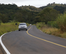 Um dos principais segmentos econômicos de Iretama, o turismo regional ganhou um importante impulso nesta quinta-feira (6). O governador Carlos Massa Ratinho Junior inaugurou a obra de recuperação asfáltica de um trecho de 3 quilômetros da PR-462, batizada recentemente de Estrada Municipal Bernardo Ribas Carli, em homenagem ao deputado estadual morto em um desastre aéreo em 2018. Foto: Gilson Abreu/AEN
