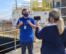 Visita virtual na Estação de Tratamento de Água de Ponta Grossa, uma das maiores do Paraná, guiada pelos empregados da Sanepar Luís Foltran e Luciana Garcia  - Foto: Sanepar