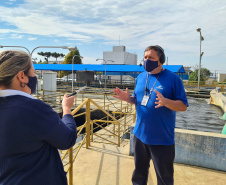 Visita virtual na Estação de Tratamento de Água de Ponta Grossa, uma das maiores do Paraná, guiada pelos empregados da Sanepar Luís Foltran e Luciana Garcia  - Foto: Sanepar