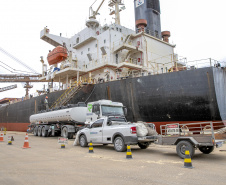 Todo óleo usado dos navios, recolhido no Porto de Paranaguá, tem como destino a reciclagem. A coleta do resíduo oleoso das embarcações é um dos serviços de apoio essenciais para a atividade portuária. Durante todo o ano de 2020 foram coletados 4.061.302 litros pelas cinco empresas atualmente cadastradas. - Paranaguá, 06/05/2021  -  Foto: Claudio Neves/Portos do Paraná