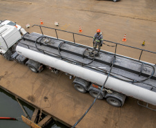 Todo óleo usado dos navios, recolhido no Porto de Paranaguá, tem como destino a reciclagem. A coleta do resíduo oleoso das embarcações é um dos serviços de apoio essenciais para a atividade portuária. Durante todo o ano de 2020 foram coletados 4.061.302 litros pelas cinco empresas atualmente cadastradas. - Paranaguá, 06/05/2021  -  Foto: Claudio Neves/Portos do Paraná