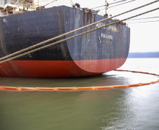 Todo óleo usado dos navios, recolhido no Porto de Paranaguá, tem como destino a reciclagem. A coleta do resíduo oleoso das embarcações é um dos serviços de apoio essenciais para a atividade portuária. Durante todo o ano de 2020 foram coletados 4.061.302 litros pelas cinco empresas atualmente cadastradas. - Paranaguá, 06/05/2021  -  Foto: Claudio Neves/Portos do Paraná
