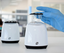A falta de testes para diagnóstico do novo coronavírus marcou o início da pandemia no Brasil, em março de 2020. Nesta data, a startup curitibana Hilab já estava nas fases finais de aprovação de seu novo produto: um teste rápido de Covid-19 que pode ser realizado em qualquer farmácia equipada pelo laboratório portátil fabricado pela empresa. - Curitiba, 10/05/2021  -  Foto: Divulgação Hilab