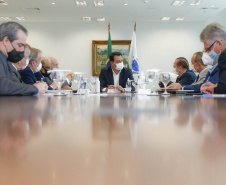 Governo do Paraná e a Coamo Agroindustrial vão ampliar a parceria institucional. O anúncio foi feito pelo governador Carlos Massa Ratinho Junior e por diretores da Coamo durante reunião nesta terça-feira (11), no Palácio Iguaçu, em Curitiba. Foto: Jonathan Campos/AEN