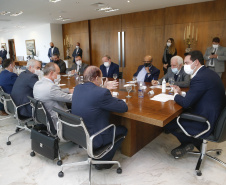 Governo do Paraná e a Coamo Agroindustrial vão ampliar a parceria institucional. O anúncio foi feito pelo governador Carlos Massa Ratinho Junior e por diretores da Coamo durante reunião nesta terça-feira (11), no Palácio Iguaçu, em Curitiba. Foto: Jonathan Campos/AEN