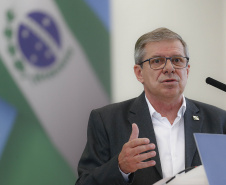 O Governo do Estado vai investir R$ 450 milhões extras em habitação nos próximos dois anos para viabilizar a aquisição da casa própria a cerca de 30 mil famílias paranaenses. A iniciativa faz parte da nova modalidade do programa Casa Fácil Paraná e foi apresentada pelo governador Carlos Massa Ratinho Junior nesta quarta-feira (12) a prefeitos, deputados, empresários do ramo da construção civil e especialistas. Foto: Jonathan Campos/AEN