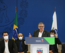 O Governo do Estado vai investir R$ 450 milhões extras em habitação nos próximos dois anos para viabilizar a aquisição da casa própria a cerca de 30 mil famílias paranaenses. A iniciativa faz parte da nova modalidade do programa Casa Fácil Paraná e foi apresentada pelo governador Carlos Massa Ratinho Junior nesta quarta-feira (12) a prefeitos, deputados, empresários do ramo da construção civil e especialistas. Foto: Jonathan Campos/AEN