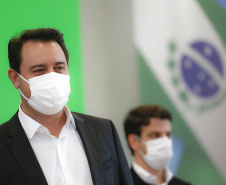 O Governo do Estado vai investir R$ 450 milhões extras em habitação nos próximos dois anos para viabilizar a aquisição da casa própria a cerca de 30 mil famílias paranaenses. A iniciativa faz parte da nova modalidade do programa Casa Fácil Paraná e foi apresentada pelo governador Carlos Massa Ratinho Junior nesta quarta-feira (12) a prefeitos, deputados, empresários do ramo da construção civil e especialistas. Foto: Jonathan Campos/AEN