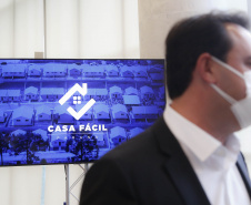 O Governo do Estado vai investir R$ 450 milhões extras em habitação nos próximos dois anos para viabilizar a aquisição da casa própria a cerca de 30 mil famílias paranaenses. A iniciativa faz parte da nova modalidade do programa Casa Fácil Paraná e foi apresentada pelo governador Carlos Massa Ratinho Junior nesta quarta-feira (12) a prefeitos, deputados, empresários do ramo da construção civil e especialistas. Foto: Jonathan Campos/AEN