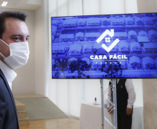 O Governo do Estado vai investir R$ 450 milhões extras em habitação nos próximos dois anos para viabilizar a aquisição da casa própria a cerca de 30 mil famílias paranaenses. A iniciativa faz parte da nova modalidade do programa Casa Fácil Paraná e foi apresentada pelo governador Carlos Massa Ratinho Junior nesta quarta-feira (12) a prefeitos, deputados, empresários do ramo da construção civil e especialistas. Foto: Jonathan Campos/AEN