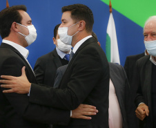O Governo do Estado vai investir R$ 450 milhões extras em habitação nos próximos dois anos para viabilizar a aquisição da casa própria a cerca de 30 mil famílias paranaenses. A iniciativa faz parte da nova modalidade do programa Casa Fácil Paraná e foi apresentada pelo governador Carlos Massa Ratinho Junior nesta quarta-feira (12) a prefeitos, deputados, empresários do ramo da construção civil e especialistas. Foto: Jonathan Campos/AEN