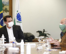 O Governo do Estado formalizou nesta quarta-feira (12), em ato no Palácio Iguaçu, o repasse de R$ 7.694.001,21 para a execução do projeto Pelo Direito à Vida III do Hospital Pequeno Príncipe, mantido por entidade filantrópica, de Curitiba.
O convênio foi assinado pelo governador Carlos Massa Ratinho Junior e pelo diretor corporativo do Complexo Pequeno Príncipe, José Álvaro da Silva Carneiro.  Foto: Jonathan Campos/AEN