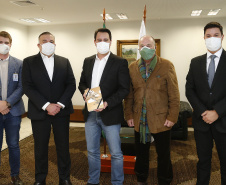 O Governo do Estado formalizou nesta quarta-feira (12), em ato no Palácio Iguaçu, o repasse de R$ 7.694.001,21 para a execução do projeto Pelo Direito à Vida III do Hospital Pequeno Príncipe, mantido por entidade filantrópica, de Curitiba.
O convênio foi assinado pelo governador Carlos Massa Ratinho Junior e pelo diretor corporativo do Complexo Pequeno Príncipe, José Álvaro da Silva Carneiro.  Foto: Jonathan Campos/AEN