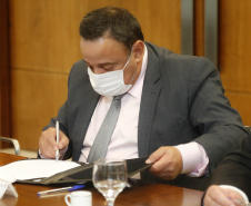 O Governo do Estado formalizou nesta quarta-feira (12), em ato no Palácio Iguaçu, o repasse de R$ 7.694.001,21 para a execução do projeto Pelo Direito à Vida III do Hospital Pequeno Príncipe, mantido por entidade filantrópica, de Curitiba.
O convênio foi assinado pelo governador Carlos Massa Ratinho Junior e pelo diretor corporativo do Complexo Pequeno Príncipe, José Álvaro da Silva Carneiro.  Foto: Jonathan Campos/AEN