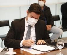 O Governo do Estado formalizou nesta quarta-feira (12), em ato no Palácio Iguaçu, o repasse de R$ 7.694.001,21 para a execução do projeto Pelo Direito à Vida III do Hospital Pequeno Príncipe, mantido por entidade filantrópica, de Curitiba.
O convênio foi assinado pelo governador Carlos Massa Ratinho Junior e pelo diretor corporativo do Complexo Pequeno Príncipe, José Álvaro da Silva Carneiro.  Foto: Jonathan Campos/AEN