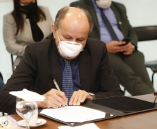 O Governo do Estado formalizou nesta quarta-feira (12), em ato no Palácio Iguaçu, o repasse de R$ 7.694.001,21 para a execução do projeto Pelo Direito à Vida III do Hospital Pequeno Príncipe, mantido por entidade filantrópica, de Curitiba.
O convênio foi assinado pelo governador Carlos Massa Ratinho Junior e pelo diretor corporativo do Complexo Pequeno Príncipe, José Álvaro da Silva Carneiro.  Foto: Jonathan Campos/AEN