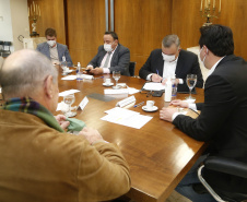 O Governo do Estado formalizou nesta quarta-feira (12), em ato no Palácio Iguaçu, o repasse de R$ 7.694.001,21 para a execução do projeto Pelo Direito à Vida III do Hospital Pequeno Príncipe, mantido por entidade filantrópica, de Curitiba.
O convênio foi assinado pelo governador Carlos Massa Ratinho Junior e pelo diretor corporativo do Complexo Pequeno Príncipe, José Álvaro da Silva Carneiro.  Foto: Jonathan Campos/AEN