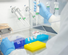 A Universidade Estadual de Ponta Grossa (UEPG), por meio do Laboratório Universitário de Análises Clínicas (Luac), iniciou na manhã desta quarta-feira (12) as testagens da Covid-19 com o método RT-PCR. O início dos testes acontece após a autorização da Vigilância Sanitária e do Laboratório Central do Estado do Paraná (Lacen). Ponta Grossa, 12/05/2021  -  Foto: Jéssica Natal/UEPG