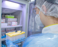 A Universidade Estadual de Ponta Grossa (UEPG), por meio do Laboratório Universitário de Análises Clínicas (Luac), iniciou na manhã desta quarta-feira (12) as testagens da Covid-19 com o método RT-PCR. O início dos testes acontece após a autorização da Vigilância Sanitária e do Laboratório Central do Estado do Paraná (Lacen). Ponta Grossa, 12/05/2021  -  Foto: Jéssica Natal/UEPG