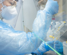 A Universidade Estadual de Ponta Grossa (UEPG), por meio do Laboratório Universitário de Análises Clínicas (Luac), iniciou na manhã desta quarta-feira (12) as testagens da Covid-19 com o método RT-PCR. O início dos testes acontece após a autorização da Vigilância Sanitária e do Laboratório Central do Estado do Paraná (Lacen). Ponta Grossa, 12/05/2021  -  Foto: Jéssica Natal/UEPG