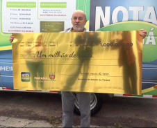 Aposentado recebe prêmio de R$ 1 milhão do Nota Paraná 
. Foto: SEFA