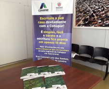 O escritório da Cohapar em Apucarana retomou o serviço de entrega de escrituras a mutuários que quitaram o financiamento imobiliário com a companhia. Nesta semana, mais cinco famílias de Jardim Alegre receberam os títulos de suas propriedades e, um trabalho que já resultou na emissão de 381 títulos de propriedade nos 26 municípios atendidos pela regional. (Foto: Cohapar) 