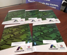 O escritório da Cohapar em Apucarana retomou o serviço de entrega de escrituras a mutuários que quitaram o financiamento imobiliário com a companhia. Nesta semana, mais cinco famílias de Jardim Alegre receberam os títulos de suas propriedades e, um trabalho que já resultou na emissão de 381 títulos de propriedade nos 26 municípios atendidos pela regional. (Foto: Cohapar) 
