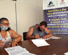 O escritório da Cohapar em Apucarana retomou o serviço de entrega de escrituras a mutuários que quitaram o financiamento imobiliário com a companhia. Nesta semana, mais cinco famílias de Jardim Alegre receberam os títulos de suas propriedades e, um trabalho que já resultou na emissão de 381 títulos de propriedade nos 26 municípios atendidos pela regional. (Foto: Cohapar) 