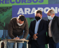 O governador Carlos Massa Ratinho Junior anuncia nesta quinta-feira (13) novos recursos para Arapongas, no Norte do Paraná. São investimentos para a Santa Casa, estradas rurais, pavimentação de ruas e avenidas, um parque urbano e moradias populares. 13/05/2021 - Foto: Geraldo Bubniak/AEN