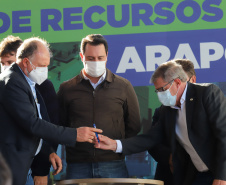 O governador Carlos Massa Ratinho Junior anuncia nesta quinta-feira (13) novos recursos para Arapongas, no Norte do Paraná. São investimentos para a Santa Casa, estradas rurais, pavimentação de ruas e avenidas, um parque urbano e moradias populares. 13/05/2021 - Foto: Geraldo Bubniak/AEN