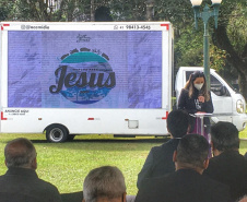 Uma cerimônia no jardim do Palácio Iguaçu, em Curitiba, realizada na manhã deste sábado (15), marcou a abertura oficial da 26ª edição da Marcha para Jesus. Ao lado de pastores de diferentes denominações religiosas da capital, o governador Carlos Massa Ratinho Junior e a primeira-dama Luciana Saito Massa acompanharam a solenidade, além de outras autoridades. O evento faz parte do Calendário Oficial do Estado. -   Curitiba, 15/05/2021  -  Foto: Alessandro Vieira/AEN