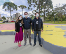 Uma cerimônia no jardim do Palácio Iguaçu, em Curitiba, realizada na manhã deste sábado (15), marcou a abertura oficial da 26ª edição da Marcha para Jesus. Ao lado de pastores de diferentes denominações religiosas da capital, o governador Carlos Massa Ratinho Junior e a primeira-dama Luciana Saito Massa acompanharam a solenidade, além de outras autoridades. O evento faz parte do Calendário Oficial do Estado. - Curitiba, 15/05/2021  -  Foto: Valdelino Pontes