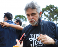 Uma cerimônia no jardim do Palácio Iguaçu, em Curitiba, realizada na manhã deste sábado (15), marcou a abertura oficial da 26ª edição da Marcha para Jesus. Ao lado de pastores de diferentes denominações religiosas da capital, o governador Carlos Massa Ratinho Junior e a primeira-dama Luciana Saito Massa acompanharam a solenidade, além de outras autoridades. O evento faz parte do Calendário Oficial do Estado. - Curitiba, 15/05/2021  -  Foto: José Fernando Ogura/AEN