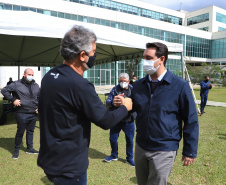 Uma cerimônia no jardim do Palácio Iguaçu, em Curitiba, realizada na manhã deste sábado (15), marcou a abertura oficial da 26ª edição da Marcha para Jesus. Ao lado de pastores de diferentes denominações religiosas da capital, o governador Carlos Massa Ratinho Junior e a primeira-dama Luciana Saito Massa acompanharam a solenidade, além de outras autoridades. O evento faz parte do Calendário Oficial do Estado. - Curitiba, 15/05/2021  -  Foto: José Fernando Ogura/AEN