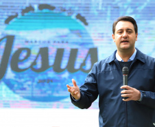 Uma cerimônia no jardim do Palácio Iguaçu, em Curitiba, realizada na manhã deste sábado (15), marcou a abertura oficial da 26ª edição da Marcha para Jesus. Ao lado de pastores de diferentes denominações religiosas da capital, o governador Carlos Massa Ratinho Junior e a primeira-dama Luciana Saito Massa acompanharam a solenidade, além de outras autoridades. O evento faz parte do Calendário Oficial do Estado. - Curitiba, 15/05/2021  -  Foto: José Fernando Ogura/AEN