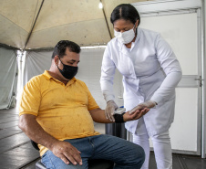 Hoje, 17 de maio, é uma data que poucos lembram, mas que merece atenção especial, principalmente de quem trabalha sob tensão ou muito estresse. Hoje é Dia Mundial da Hipertensão, por isso, a equipe médica que atua no Porto de Paranaguá aproveita para conscientizar, em especial, os caminhoneiros sobre a importância de não descuidar da saúde na boleia. - Paranaguá, 17/05/2021  -  Foto: Claudio Neves/Portos do Paraná