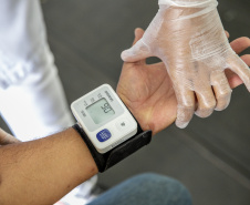 Hoje, 17 de maio, é uma data que poucos lembram, mas que merece atenção especial, principalmente de quem trabalha sob tensão ou muito estresse. Hoje é Dia Mundial da Hipertensão, por isso, a equipe médica que atua no Porto de Paranaguá aproveita para conscientizar, em especial, os caminhoneiros sobre a importância de não descuidar da saúde na boleia. - Paranaguá, 17/05/2021  -  Foto: Claudio Neves/Portos do Paraná