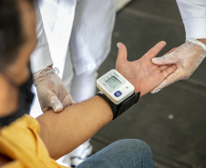 Hoje, 17 de maio, é uma data que poucos lembram, mas que merece atenção especial, principalmente de quem trabalha sob tensão ou muito estresse. Hoje é Dia Mundial da Hipertensão, por isso, a equipe médica que atua no Porto de Paranaguá aproveita para conscientizar, em especial, os caminhoneiros sobre a importância de não descuidar da saúde na boleia. - Paranaguá, 17/05/2021  -  Foto: Claudio Neves/Portos do Paraná