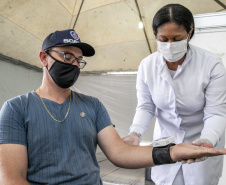 Hoje, 17 de maio, é uma data que poucos lembram, mas que merece atenção especial, principalmente de quem trabalha sob tensão ou muito estresse. Hoje é Dia Mundial da Hipertensão, por isso, a equipe médica que atua no Porto de Paranaguá aproveita para conscientizar, em especial, os caminhoneiros sobre a importância de não descuidar da saúde na boleia. - Paranaguá, 17/05/2021  -  Foto: Claudio Neves/Portos do Paraná