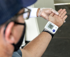 Hoje, 17 de maio, é uma data que poucos lembram, mas que merece atenção especial, principalmente de quem trabalha sob tensão ou muito estresse. Hoje é Dia Mundial da Hipertensão, por isso, a equipe médica que atua no Porto de Paranaguá aproveita para conscientizar, em especial, os caminhoneiros sobre a importância de não descuidar da saúde na boleia. - Paranaguá, 17/05/2021  -  Foto: Claudio Neves/Portos do Paraná
